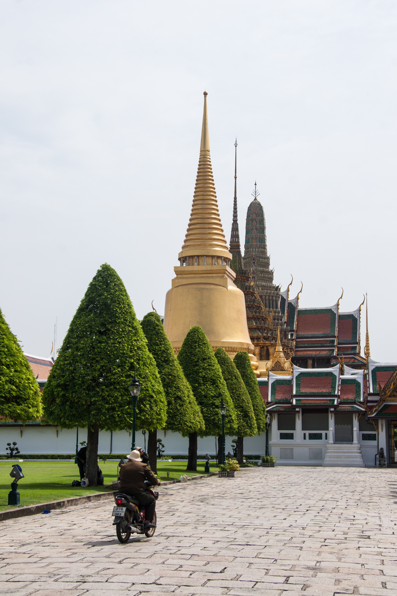 Entering the Wat Phra Kaew complex